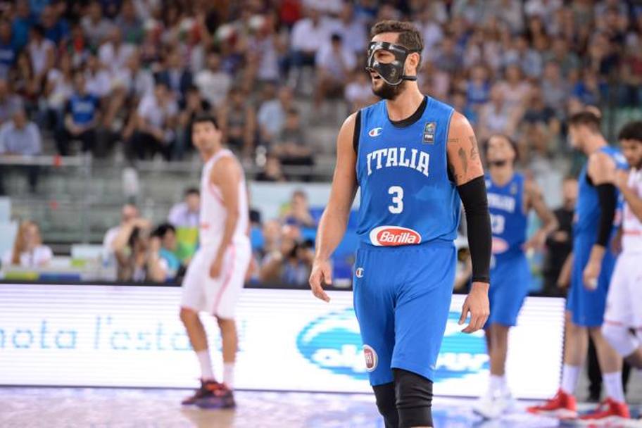 Marco Belinelli con la mascher protettiva per la frattura 